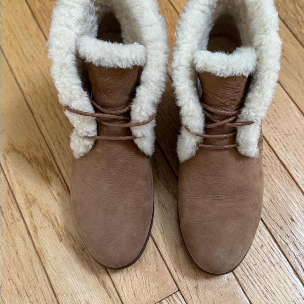 UGG Women’s Jeovana Ankle Wedge Boots Suede Waterproof Lace Size 8 Chestnut - Picture 2 of 10